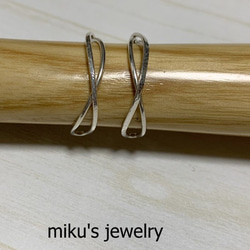 silver 925 half round half textured hoop earrings 1枚目の画像