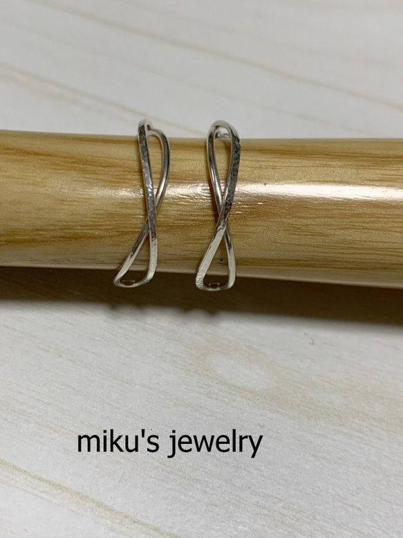 silver 925 half round half textured hoop earrings 1枚目の画像