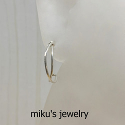 silver 925 half round half textured hoop earrings 2枚目の画像