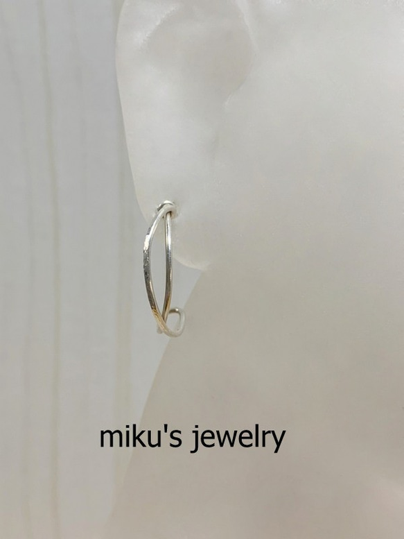 silver 925 half round half textured hoop earrings 2枚目の画像