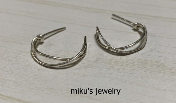 silver 925 half round half textured hoop earrings 3枚目の画像