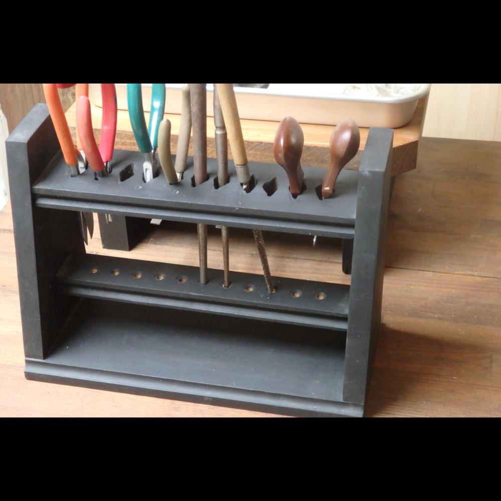 黒の工具立て