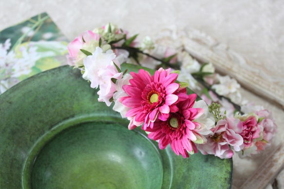 ピンクガーベラ　優しい色合いの可愛い花冠 4枚目の画像