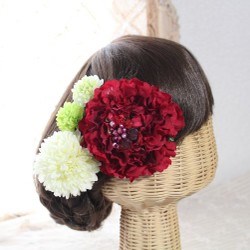 花びらたっぷりのラナンキュラスとピンポンマムの髪飾り 1枚目の画像