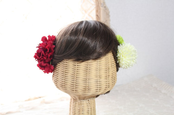 花びらたっぷりのラナンキュラスとピンポンマムの髪飾り 3枚目の画像