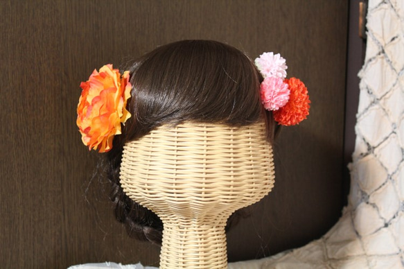 オレンジラナンキュラスとピンポンマムの髪飾り 3枚目の画像