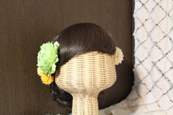 グリーンラナンキュラスとピンポンマムの髪飾り 3枚目の画像