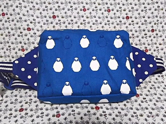 【在庫整理のため値下：送料無料】ボディバッグ（小）　ペンギン×ドット 1枚目の画像