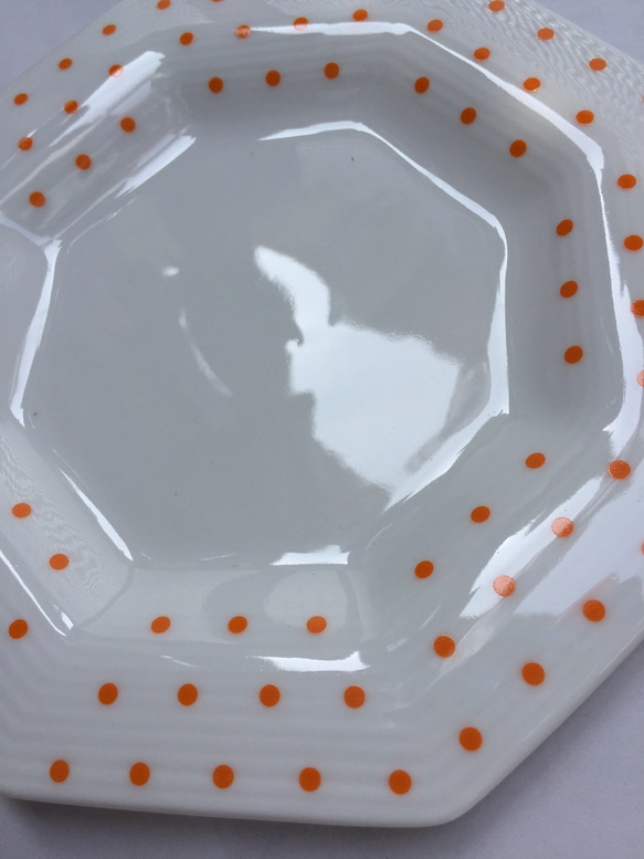 ♢期間限定ワンコイン♢ 8角形のお皿【オレンジドット】 2枚目の画像