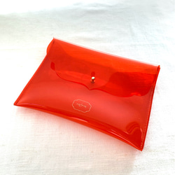 成人女性口罩盒 &lt;Vermilion&gt; 可完全清洗的 PVC 材料製成的無襯料小袋 第4張的照片