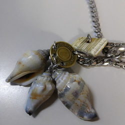 ジーンズボタンと貝と石と鎖を使ったネックレス 1枚目の画像