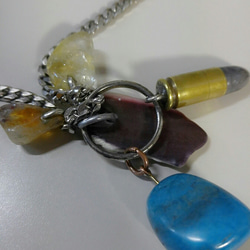 ジーンズボタンと貝と石と鎖を使ったネックレス 2枚目の画像