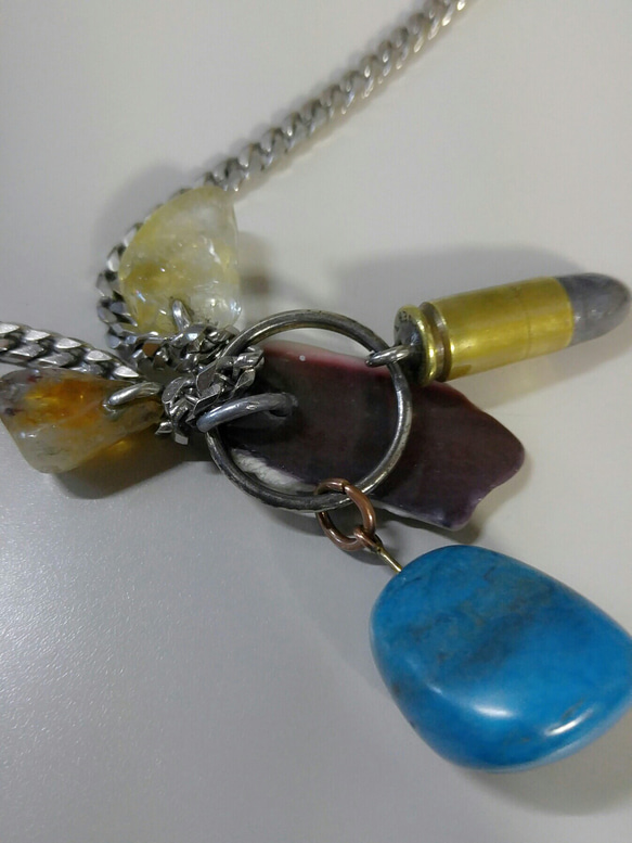 ジーンズボタンと貝と石と鎖を使ったネックレス 2枚目の画像