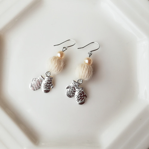 ミトンの手袋ピアス、イヤリング ピアス（フック・チェーン  