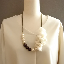 白い花とチョコ色パールのネックレス 3枚目の画像