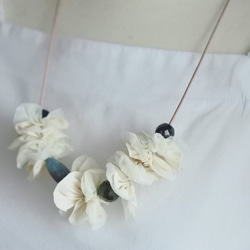 白いお花とベネチアンビーズのネックレス 2枚目の画像