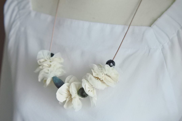 白いお花とベネチアンビーズのネックレス 2枚目の画像