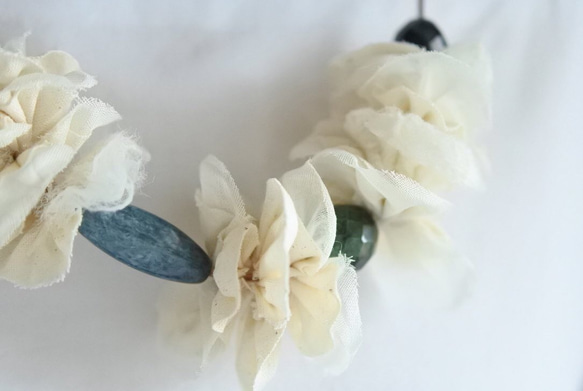 白いお花とベネチアンビーズのネックレス 3枚目の画像