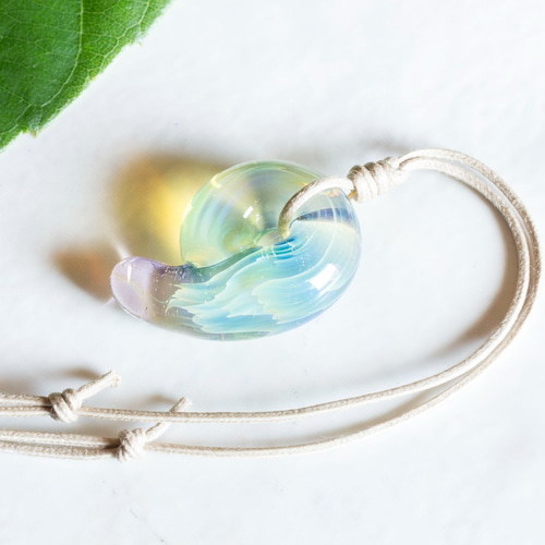 勾玉ガラスペンダント mg5 ネックレス・ペンダント KINOKODAMA 通販