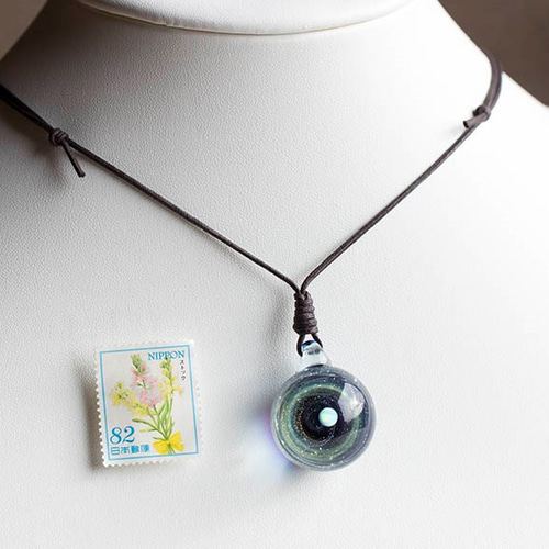 硝子仕掛けの宇宙 ガラスとんぼ玉ペンダント ネックレス・ペンダント