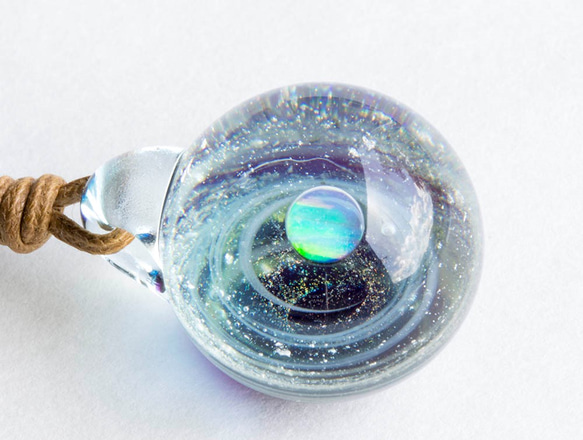 硝子仕掛けの宇宙　ガラスとんぼ玉ペンダント g-12 2枚目の画像