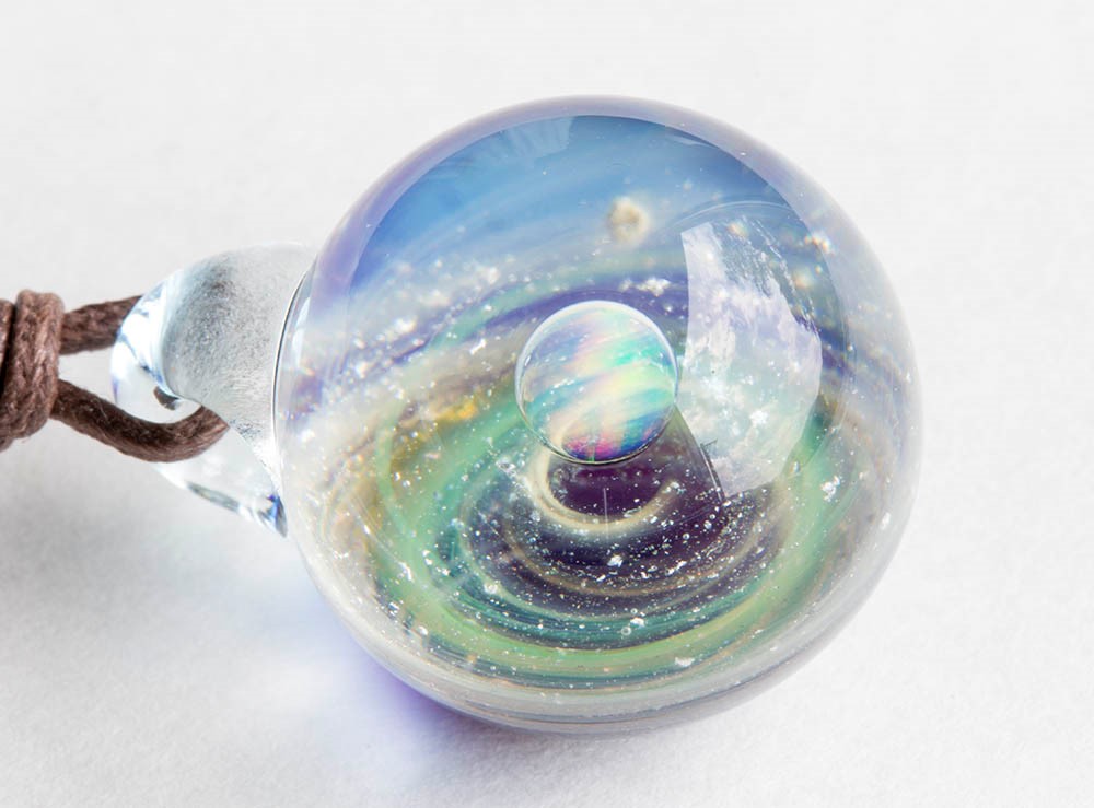 【一点物】  不思議な宇宙ガラス 渦巻きペンダント とんぼ玉 ペンダント 一点物】 不思議な宇宙ガラス 渦巻きペンダント とんぼ玉