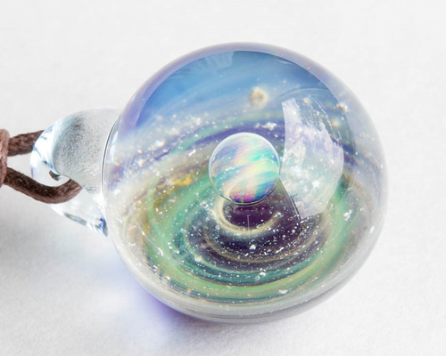 【一点物】  不思議な宇宙ガラス 渦巻きペンダント とんぼ玉 ペンダント 硝子仕掛けの宇宙 ガラスとんぼ玉ペンダント g-6 ネックレス
