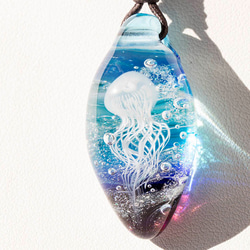 青の海のクラゲ　ガラスとんぼ玉ペンダント k-5 1枚目の画像