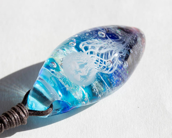 青の海のクラゲ　ガラスとんぼ玉ペンダント k-5 3枚目の画像