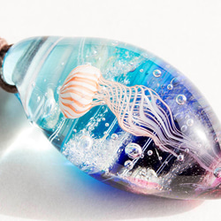 凪の海のアカクラゲ　ガラスとんぼ玉ペンダント k-10 2枚目の画像