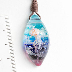 凪の海のアカクラゲ　ガラスとんぼ玉ペンダント k-10 4枚目の画像
