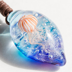 凪の海のアカクラゲ　ガラスとんぼ玉ペンダント k-7 1枚目の画像