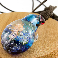 凪の海のアカクラゲ　とんぼ玉チョーカーペンダント 2枚目の画像