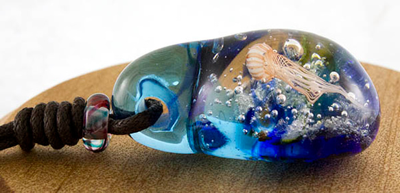 凪の海のアカクラゲ　とんぼ玉チョーカーペンダント 3枚目の画像