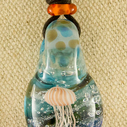 凪の海のアカクラゲ　とんぼ玉チョーカーペンダント 4枚目の画像