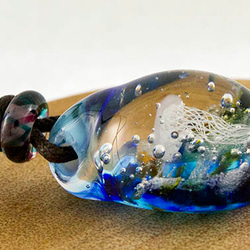 青の海のくらげ　とんぼ玉チョーカーペンダント 3枚目の画像