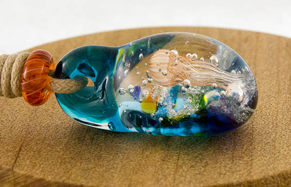 凪の海のアカクラゲ　とんぼ玉チョーカーペンダント 3枚目の画像
