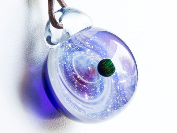 硝子仕掛けの宇宙　ガラスとんぼ玉ペンダント g-48 2枚目の画像