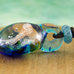 凪の海のアカクラゲ *mini* 　とんぼ玉チョーカーペンダント 3枚目の画像