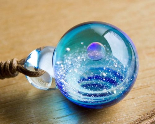 ガラス仕掛けの宇宙 オパール入りとんぼ玉ペンダント ネックレス