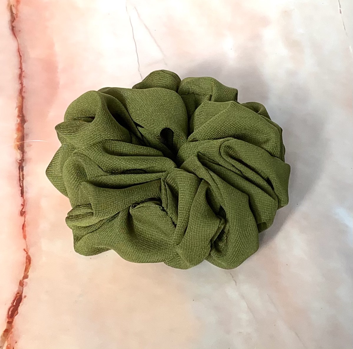 モスグリーン&生成りホワイトのシュシュ ヘアゴム ふんわり 緑 白