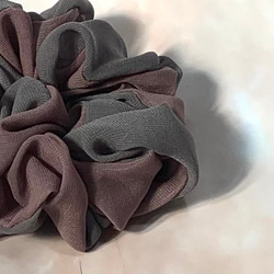 ✿石畳⭐︎2色のふわりんシュシュ〜椛茶×KN濃灰色 2枚目の画像