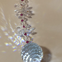 【愛と感謝】マゼンタとクリスタルカラーのサンキャッチャー＜スタンド付き＞ 3枚目の画像