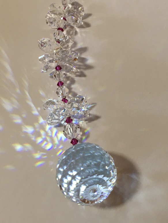 【愛と感謝】マゼンタとクリスタルカラーのサンキャッチャー＜スタンド付き＞ 3枚目の画像