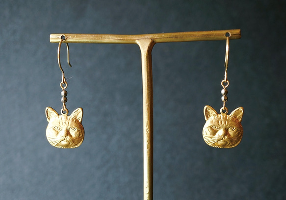 [ピアス]真鍮製猫チャームのピアス 3枚目の画像