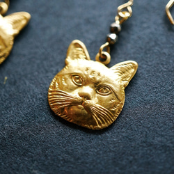 [ピアス]真鍮製猫チャームのピアス 2枚目の画像