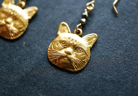 [ピアス]真鍮製猫チャームのピアス 2枚目の画像