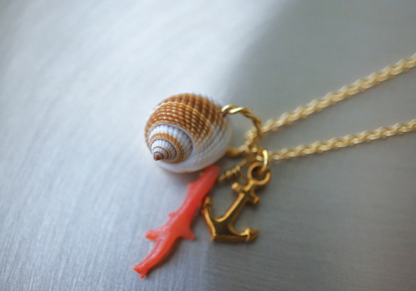 【Creema限定】[ネックレス]巻貝と珊瑚のネックレス（スジイリ） 1枚目の画像