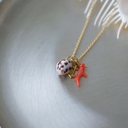 【Creema限定】[ネックレス]巻貝と珊瑚のネックレス（茶模様） 2枚目の画像