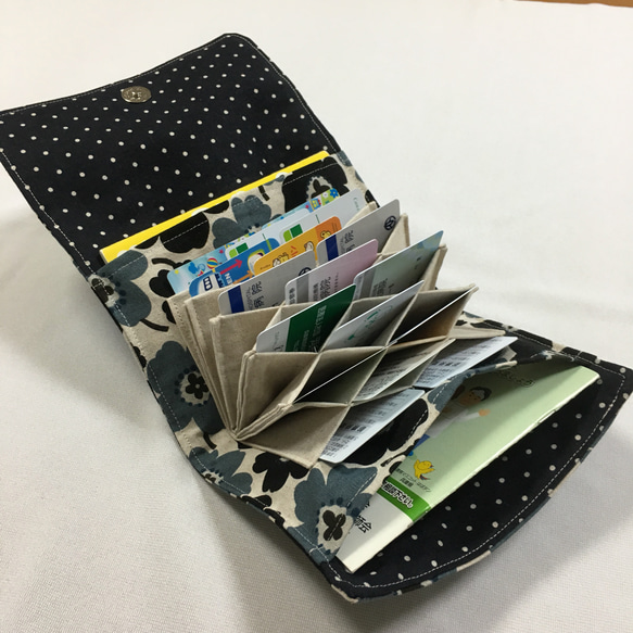 【送料無料】蛇腹カードケース 母子手帳 A6 サイズ  北欧風 大人可愛い 花 5枚目の画像